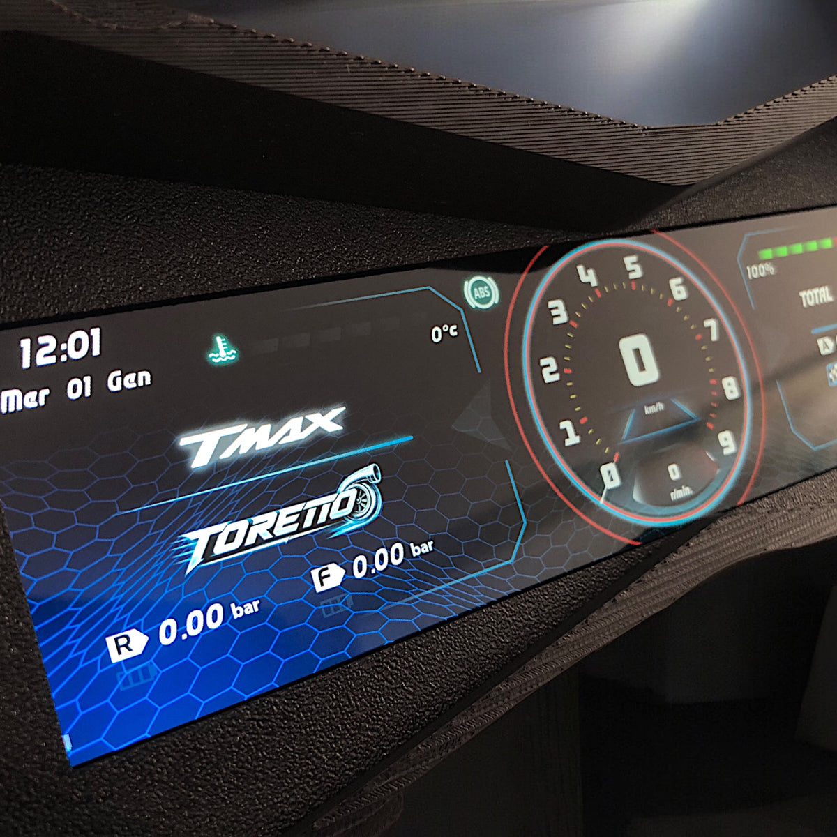 Esempio di logo personalizzato integrato nella dashboard digitale T-DIGIT per Yamaha TMAX