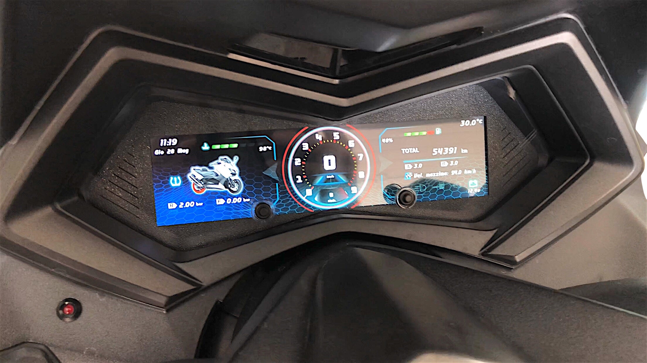 Dashboard digitale T-DIGIT 530 installata su Yamaha TMAX 530 con interfaccia moderna e funzioni avanzate